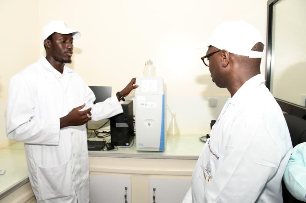 Techniciens de l'INP au laboratoire d'analyse pédologique
