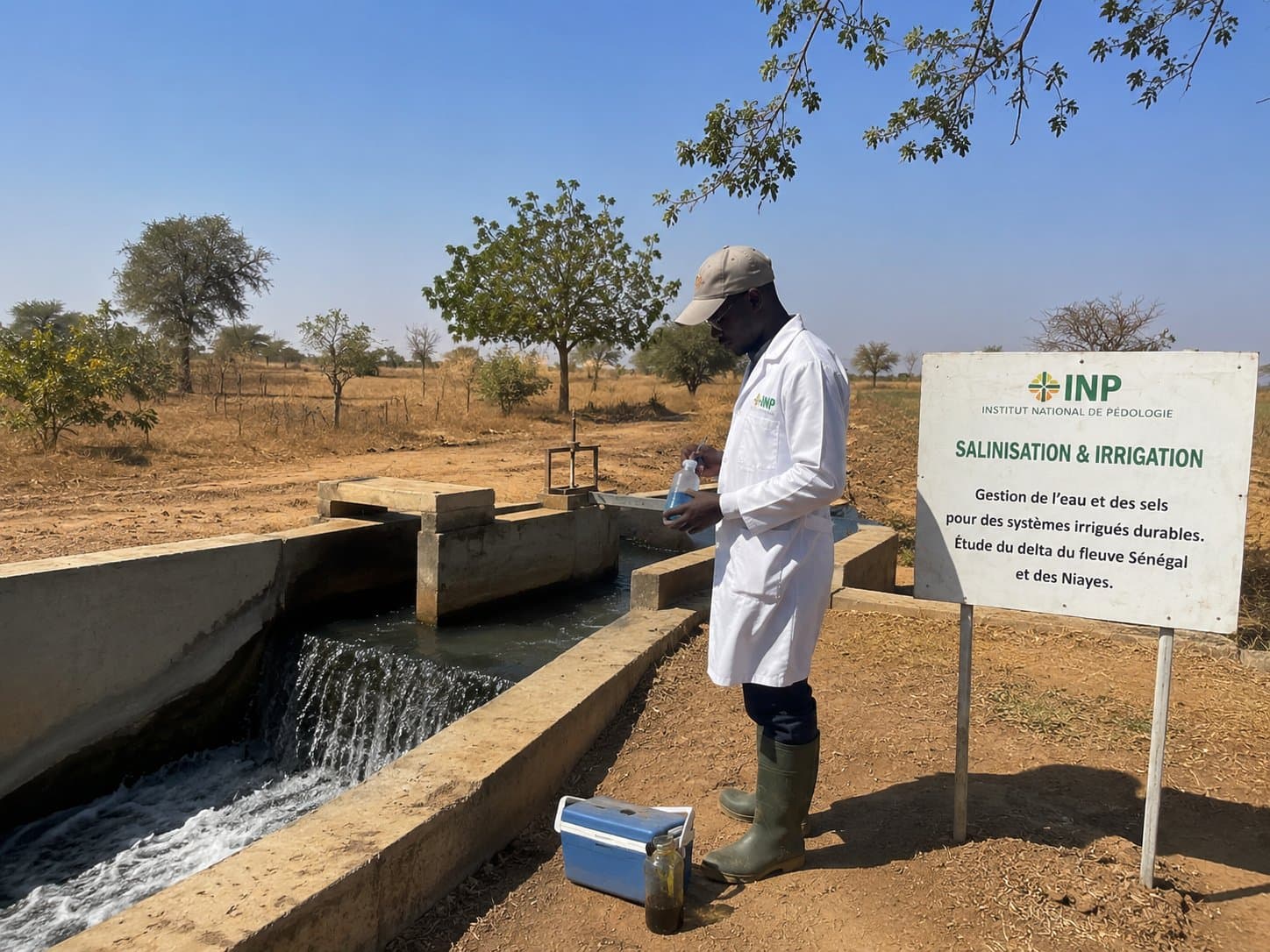 Prélèvement d'eau pour le suivi de la salinisation en système irrigué